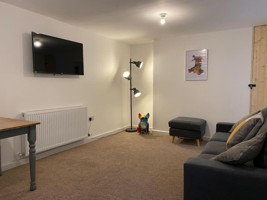 Modern 2 Bedroom Cottage Near Bike Park Wales. 梅瑟蒂德菲尔 外观 照片